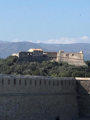 Vieil Antibes, ravissant 2p avec petite terrasse